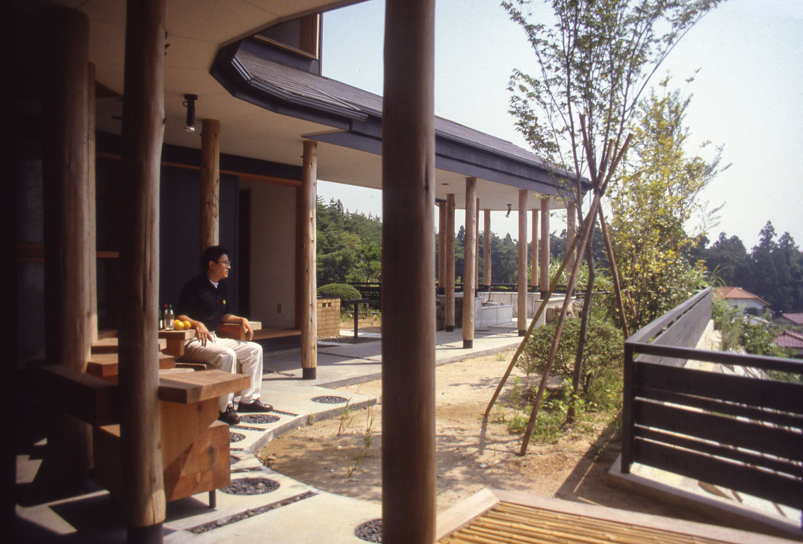囲炉裏テーブルと露天風呂のある別荘, （株）独楽蔵 KOMAGURA （株）独楽蔵 KOMAGURA Eclectic style garden