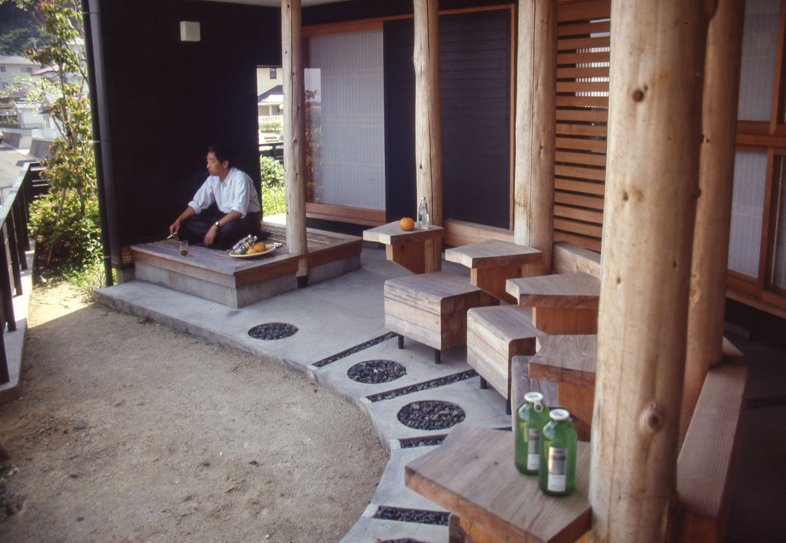 囲炉裏テーブルと露天風呂のある別荘, （株）独楽蔵 KOMAGURA （株）独楽蔵 KOMAGURA Eclectic style garden