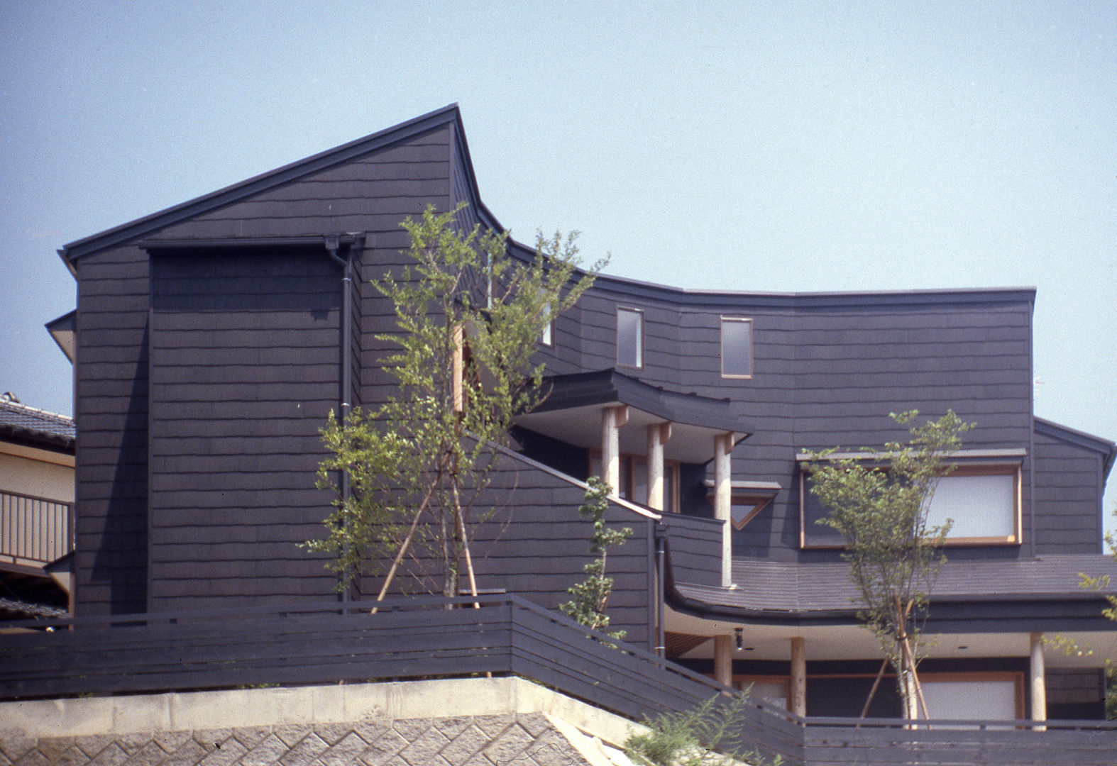 囲炉裏テーブルと露天風呂のある別荘, （株）独楽蔵 KOMAGURA （株）独楽蔵 KOMAGURA Casas de estilo ecléctico