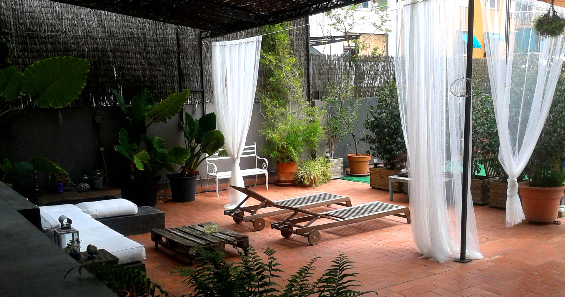 Jardines realizados, ecojardí ecojardí Mediterraner Balkon, Veranda & Terrasse