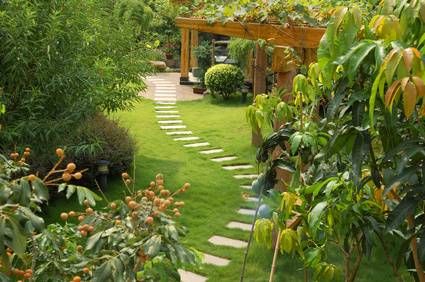 Jardin FENG SHUI ~ Exemple allée préconisée SERENITE HABITAT Jardin rural JardinFengShui,IsabelleGILLET,SERENITEHABITAT