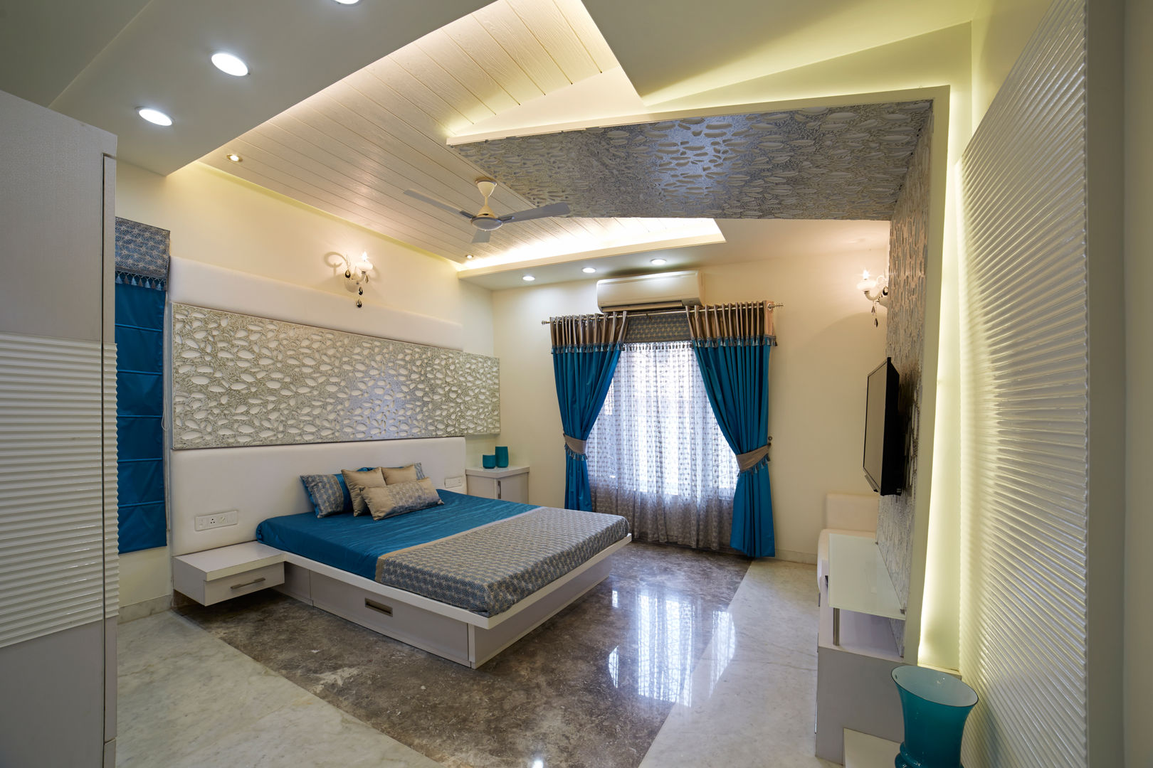 SADHWANI BUNGALOW, 1 Square Designs 1 Square Designs Nowoczesna sypialnia