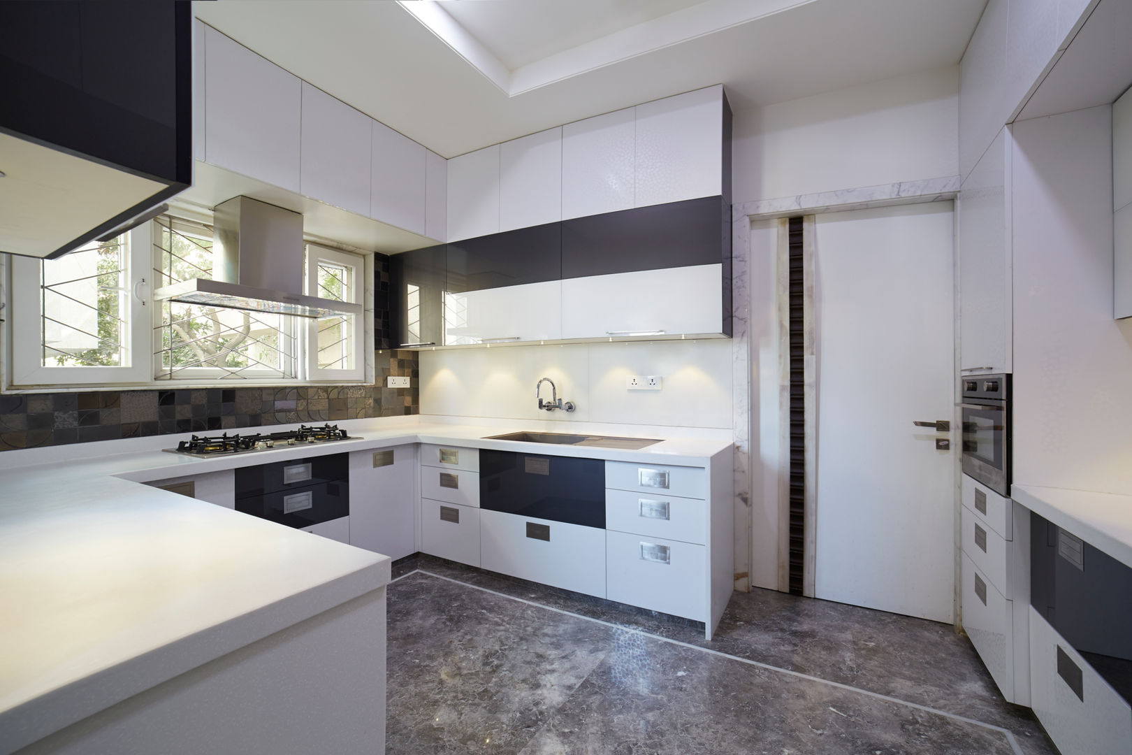 SADHWANI BUNGALOW, 1 Square Designs 1 Square Designs Modern kitchen