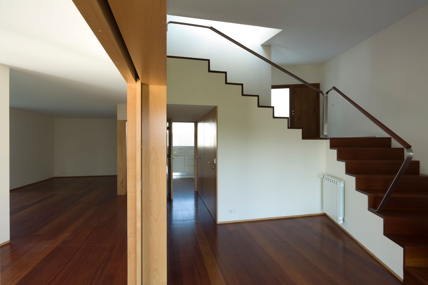 Casa em Francelos, ABPROJECTOS ABPROJECTOS Modern corridor, hallway & stairs