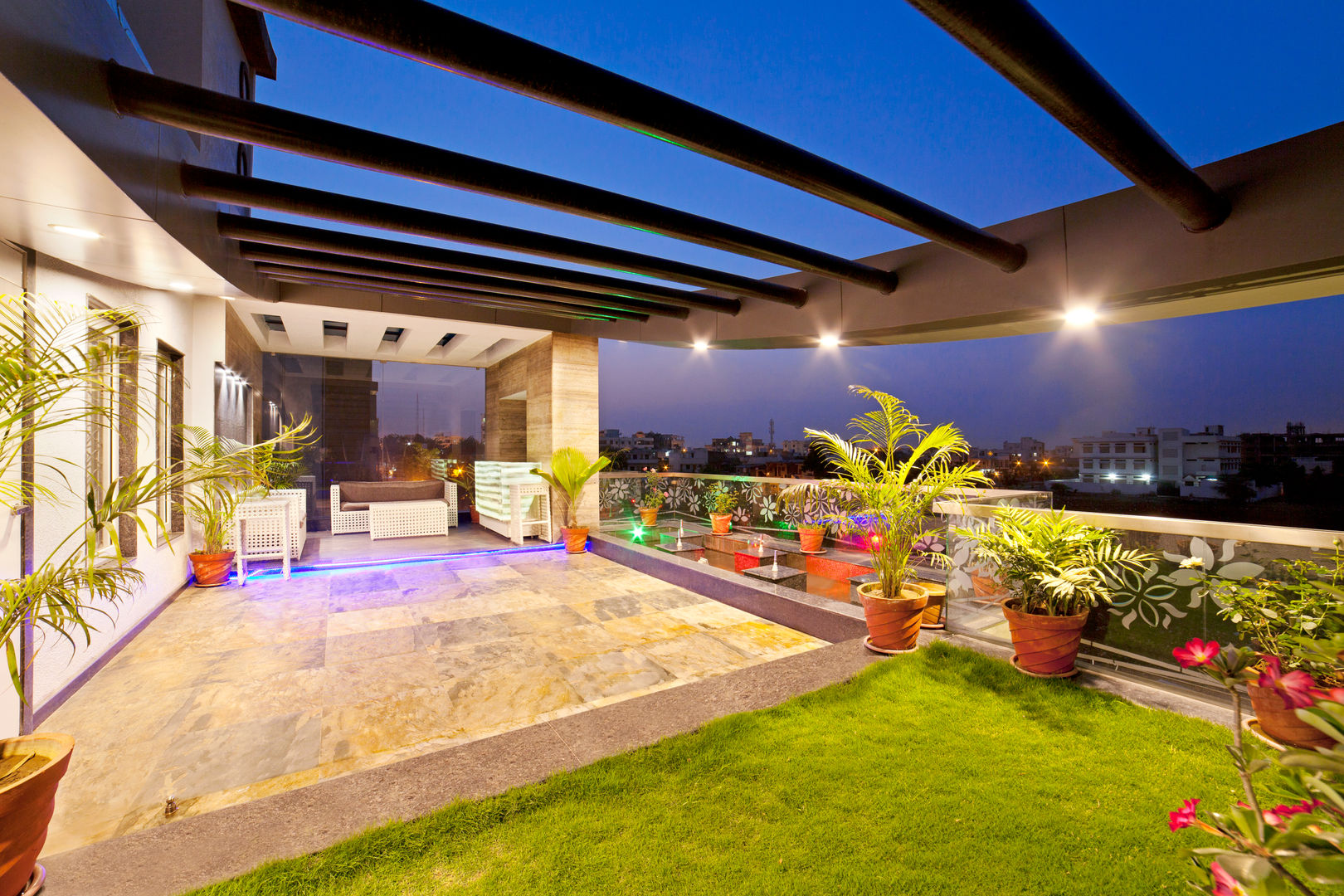 SADHWANI BUNGALOW, 1 Square Designs 1 Square Designs Modern garden