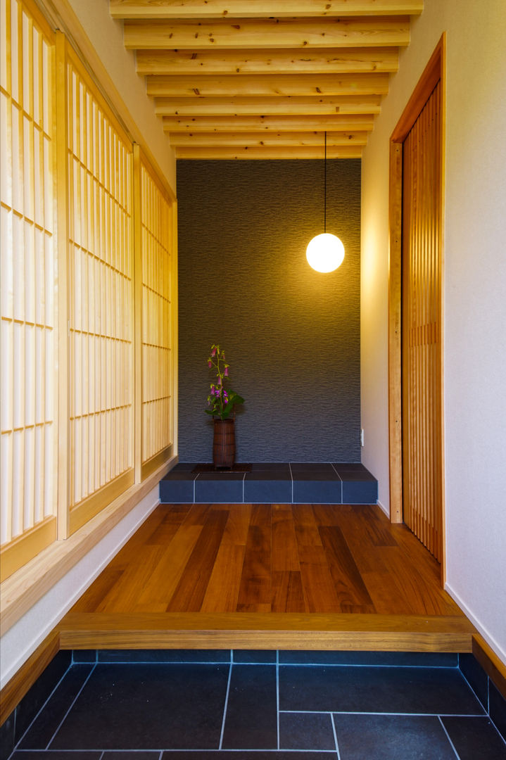 楽庵, SQOOL一級建築士事務所 SQOOL一級建築士事務所 Eclectic style corridor, hallway & stairs