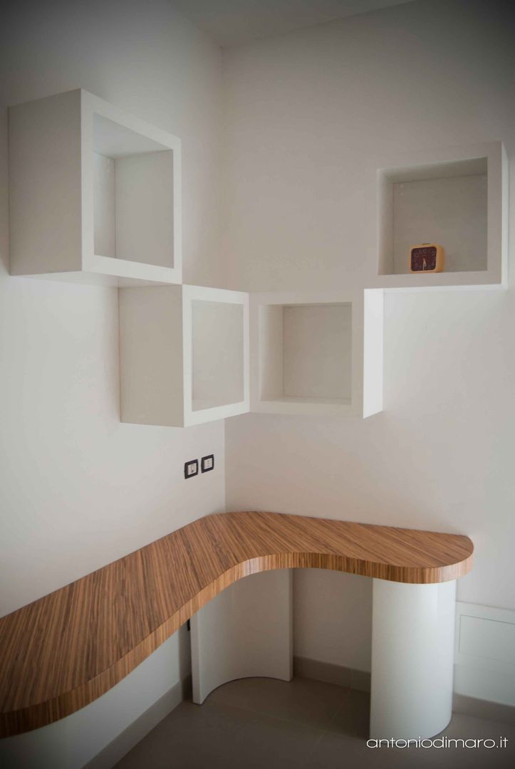 scrivania design by antoniodimaro & partners homify Studio minimalista Scrivanie