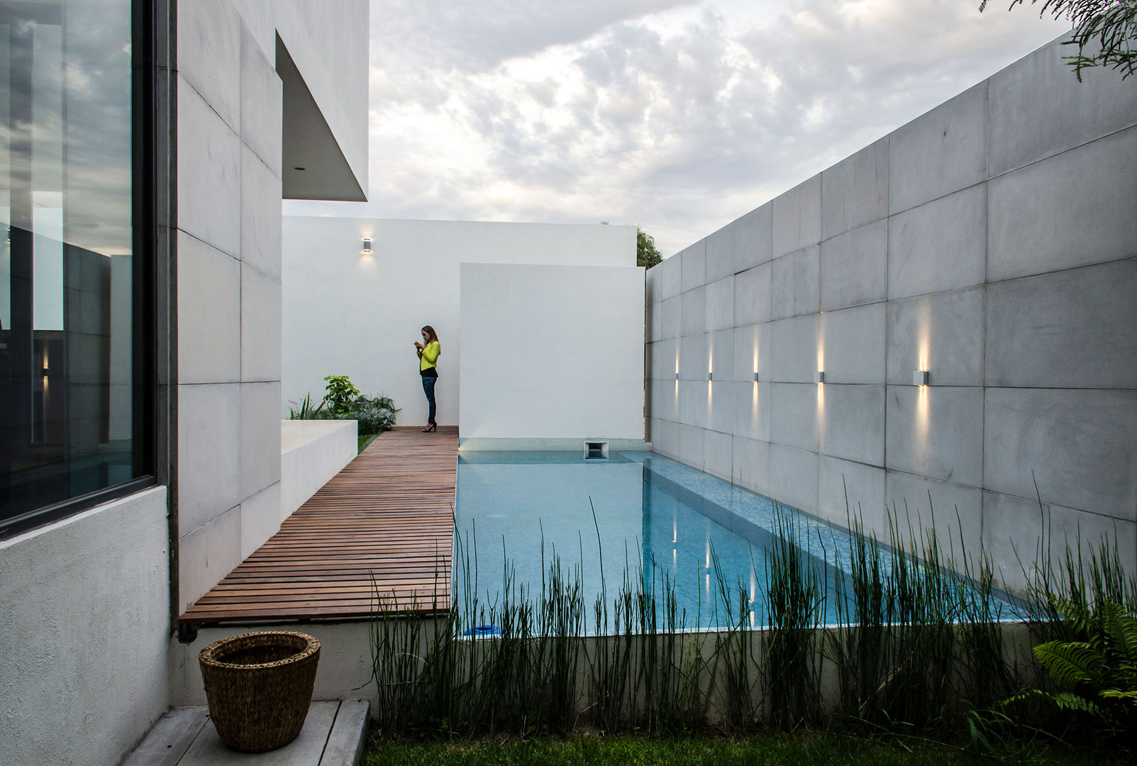 homify Modern pool