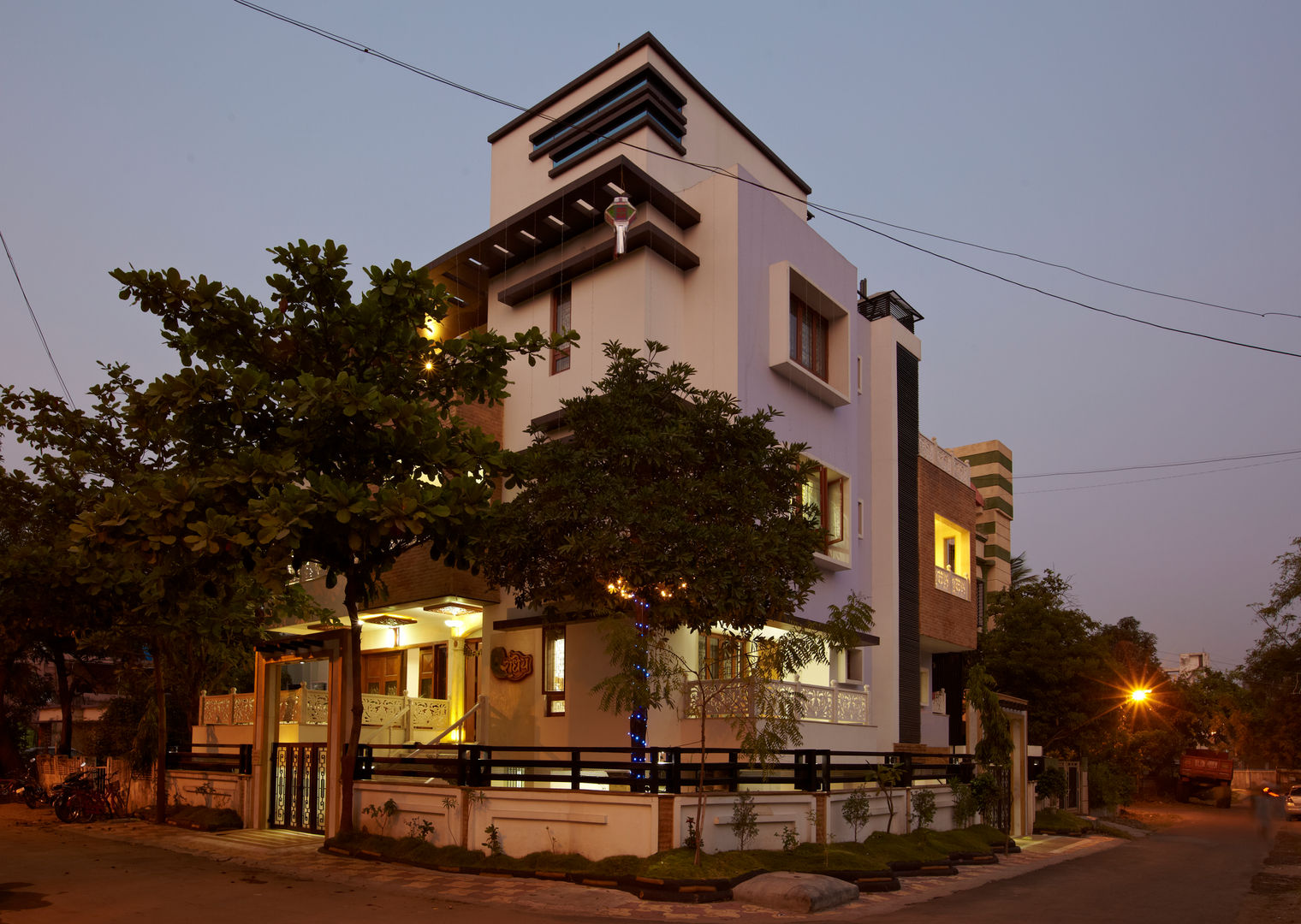 Mr Sudhakar Kakde' s Resideence, M B M architects M B M architects Дома в азиатском стиле