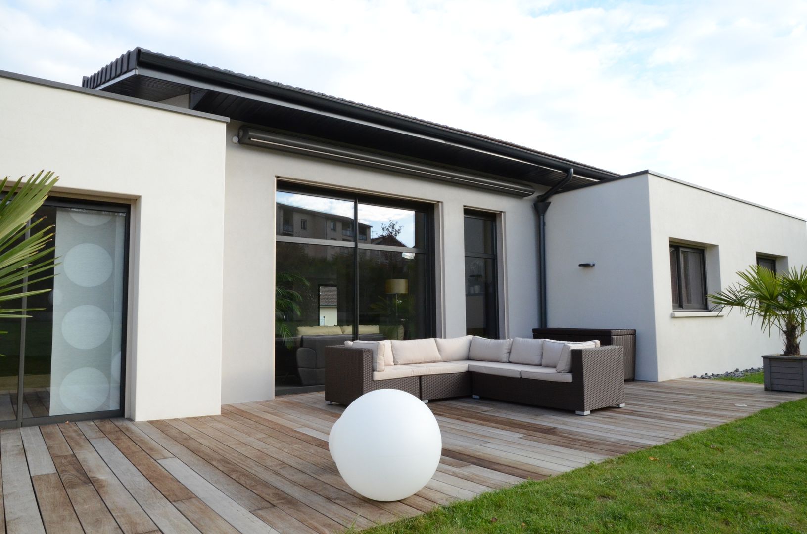 Maison de plain pied au style épuré, Pierre Bernard Création Pierre Bernard Création Balcones y terrazas de estilo moderno Madera Acabado en madera