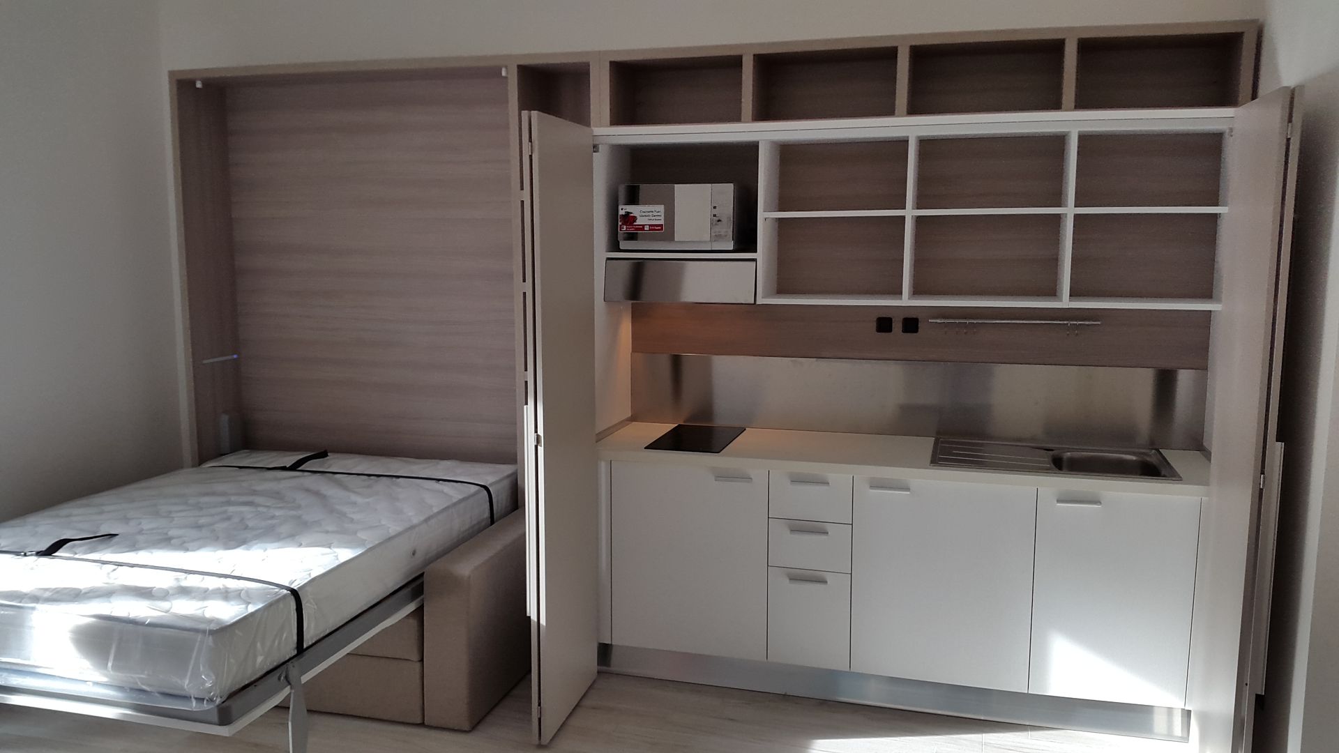 Cucina monoblocco su misura a scomparsa e Letto a scomparsa integrato - Tutto aperto SIZEDESIGN SMART KITCHENS & LIVING Cucina moderna letto a scomparsa,cucina con ante,cucine monoblocco,cucina chiudibile,letti molteni,letti clei,letti a scomparsa,Contenitori & Dispense