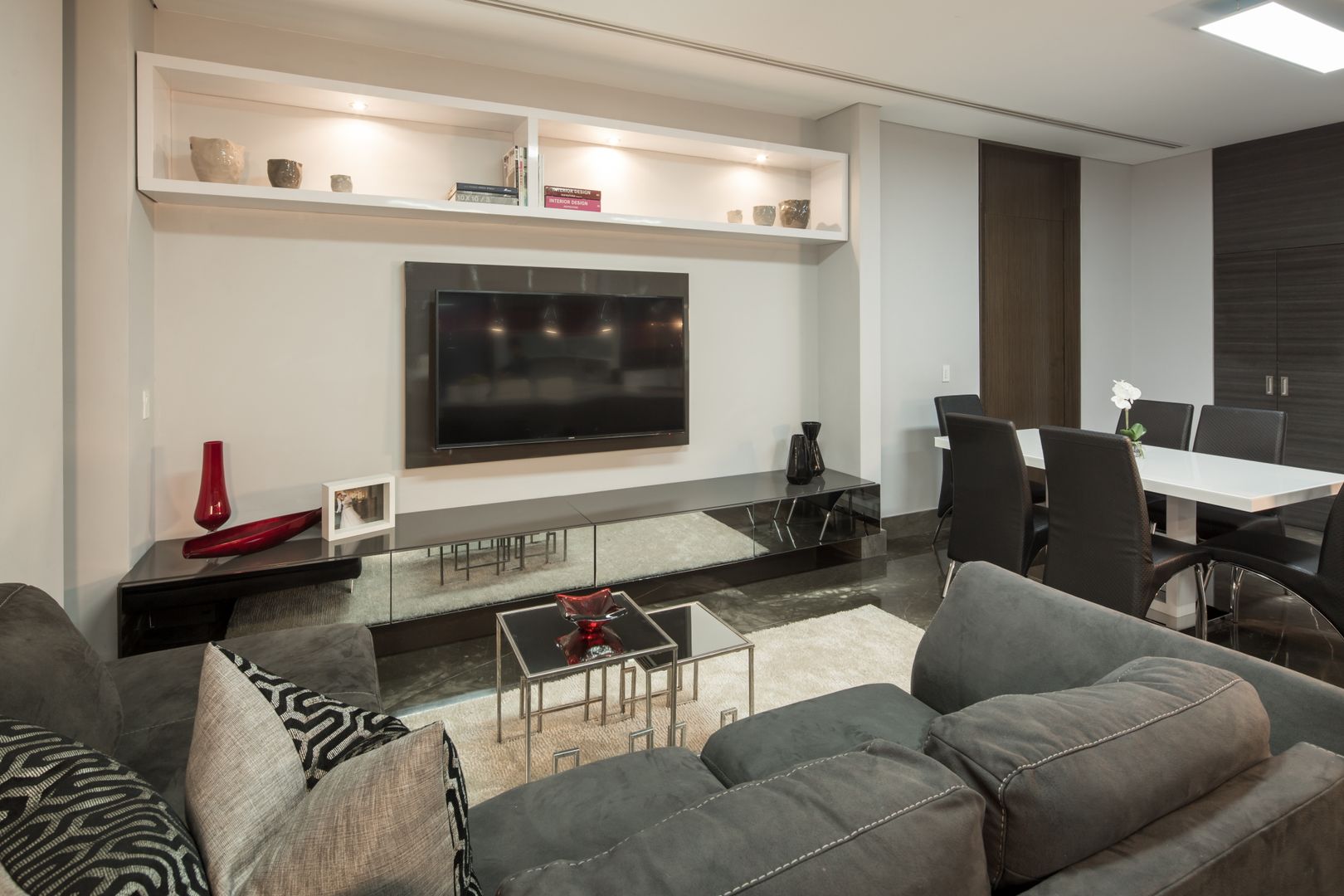 Sala multimedia URBN Livings de estilo clásico Muebles de televisión y dispositivos electrónicos