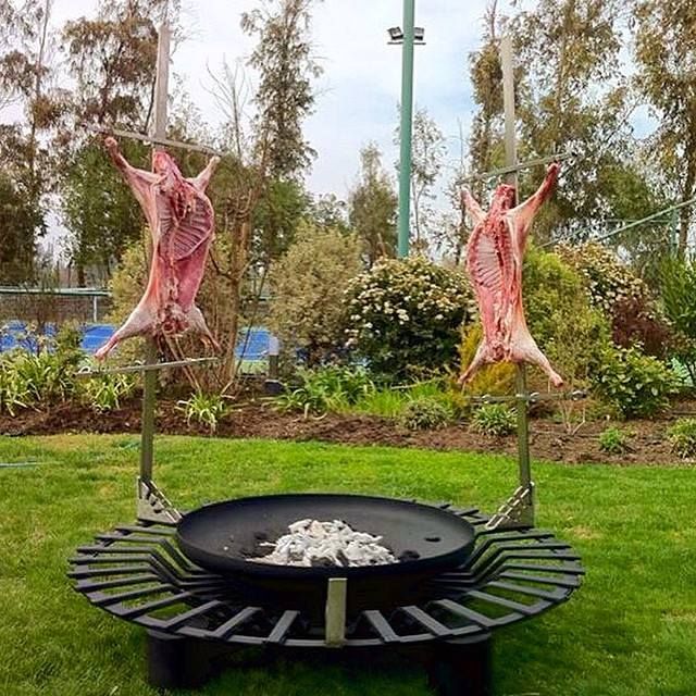 Asador con Base Giratoria, Walter Ringeling Diseño & Mobiliario Walter Ringeling Diseño & Mobiliario สวน เหล็ก เตาผิงและเตาบาร์บีคิว