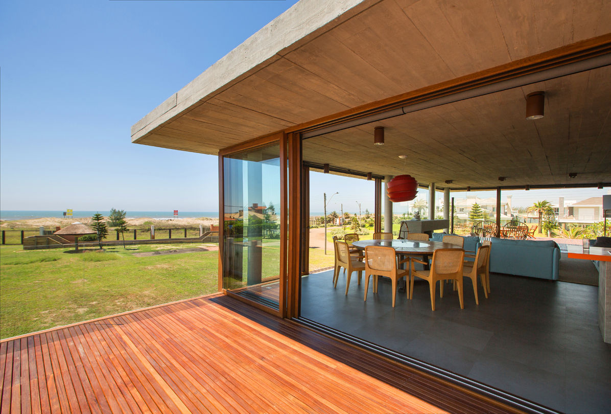 Casa La Plage Stemmer Rodrigues Varandas, marquises e terraços modernos