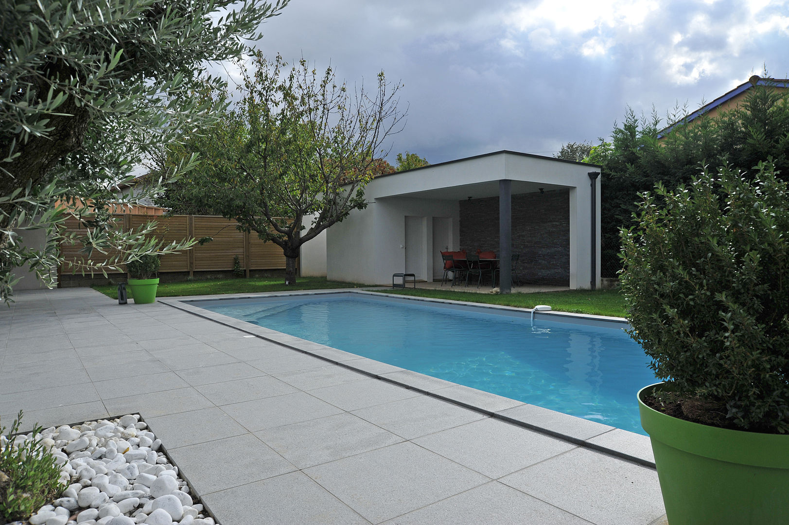 Maison méditerranéene actuelle, Pierre Bernard Création Pierre Bernard Création Modern pool