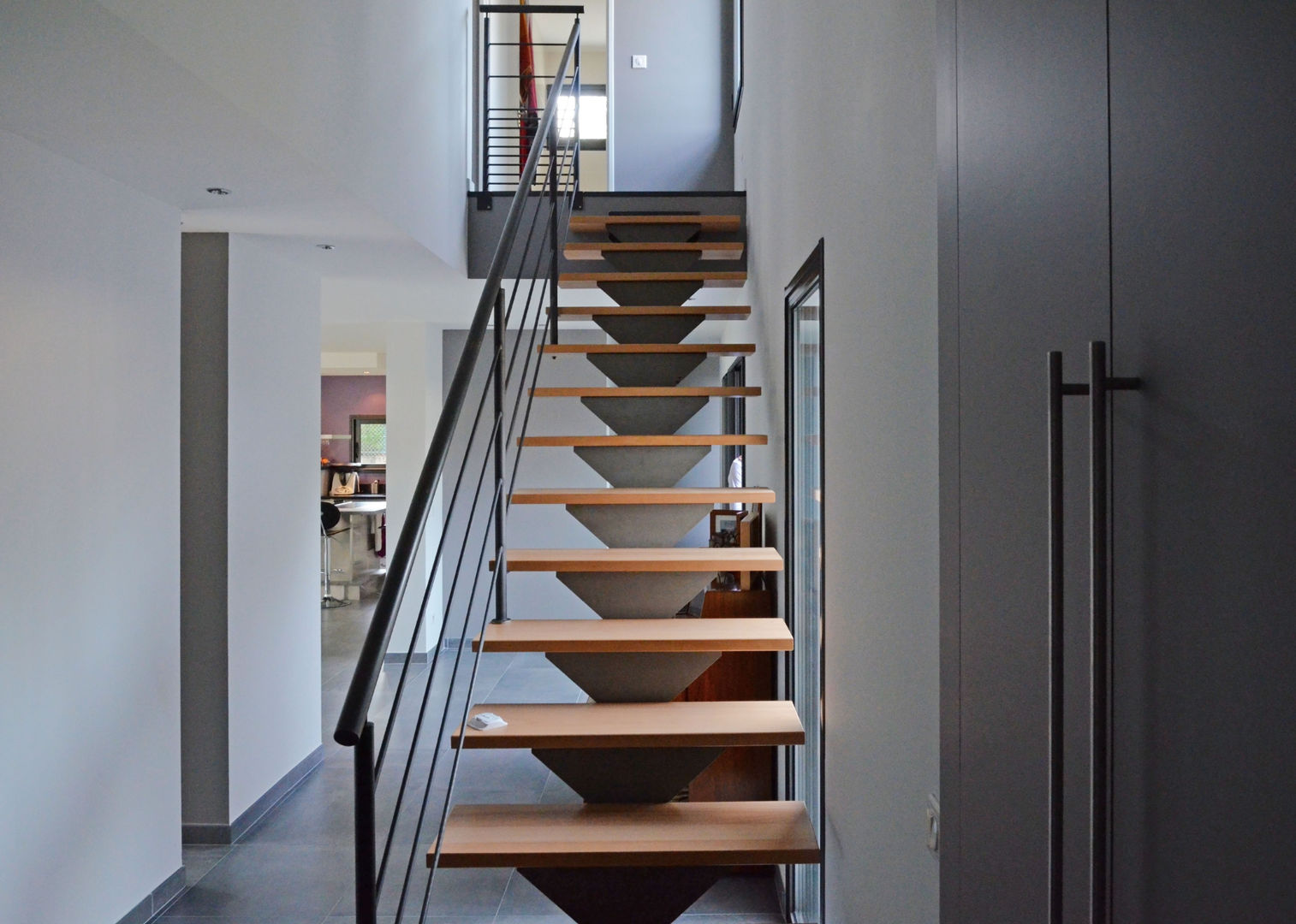 Maison moderniste à la décoration colorée, Pierre Bernard Création Pierre Bernard Création Modern corridor, hallway & stairs