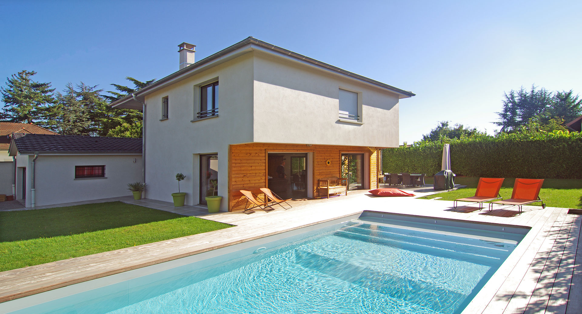 Maison avec piscine au design très original mixant les différents styles, Pierre Bernard Création Pierre Bernard Création Piscinas de estilo clásico