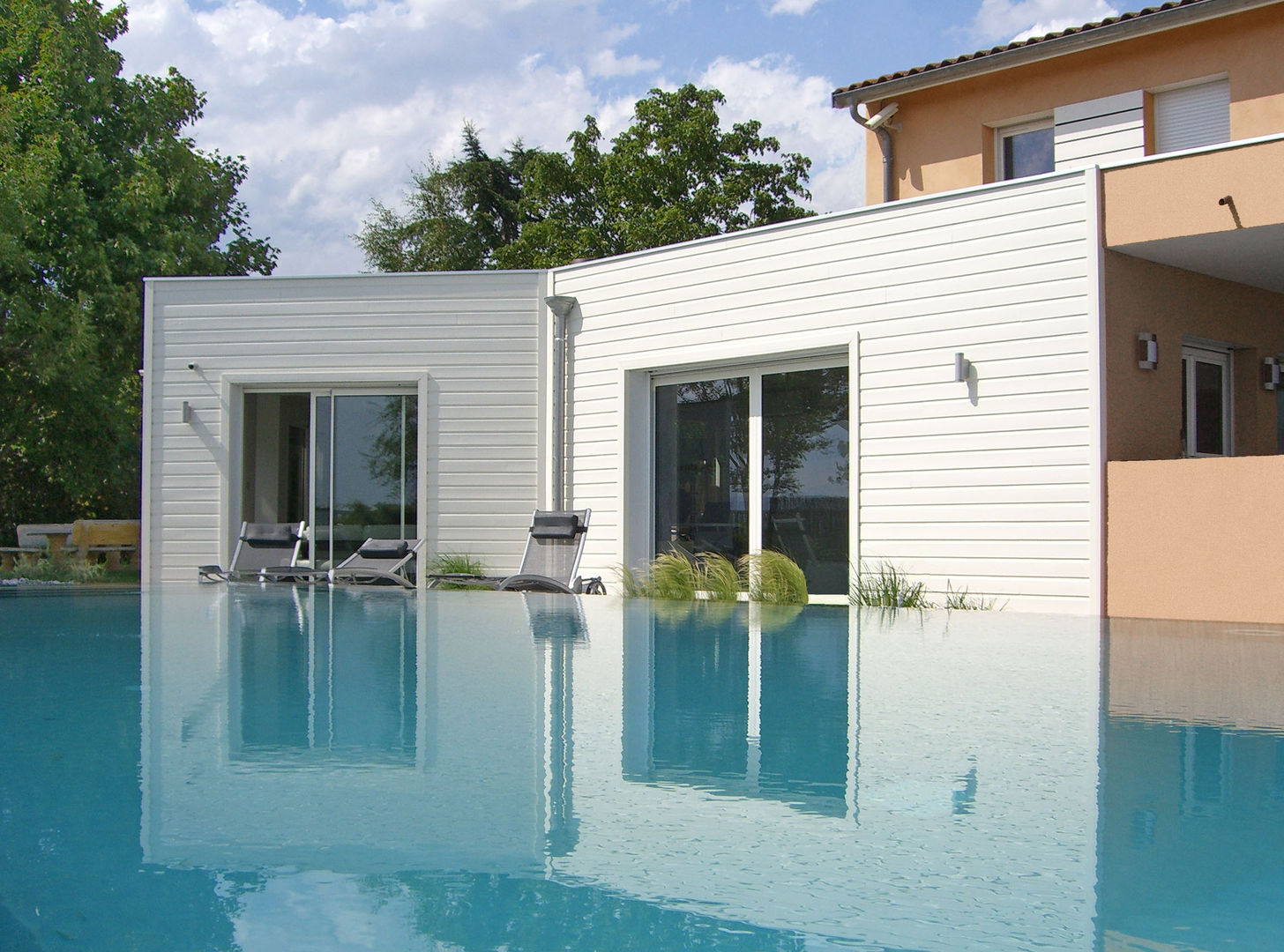 Maison à l'architecture originale avce piscine, Pierre Bernard Création Pierre Bernard Création 地中海スタイルの プール