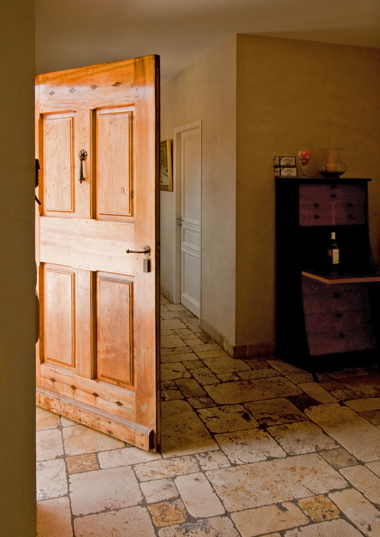 Maison de plain pied avec sol en pierre au design méditerranéen , Pierre Bernard Création Pierre Bernard Création Rustic style corridor, hallway & stairs