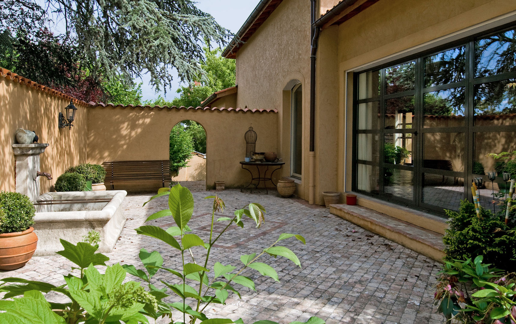 Maison de plain pied avec sol en pierre au design méditerranéen , Pierre Bernard Création Pierre Bernard Création Balcone, Veranda & Terrazza in stile mediterraneo