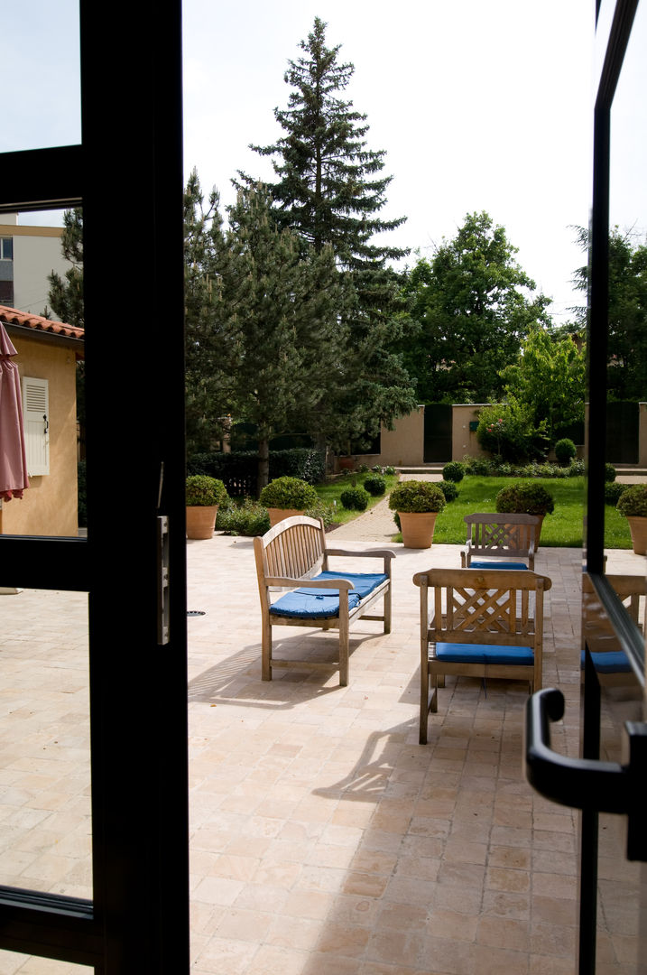 Maison de plain pied avec sol en pierre au design méditerranéen , Pierre Bernard Création Pierre Bernard Création Jardins clássicos