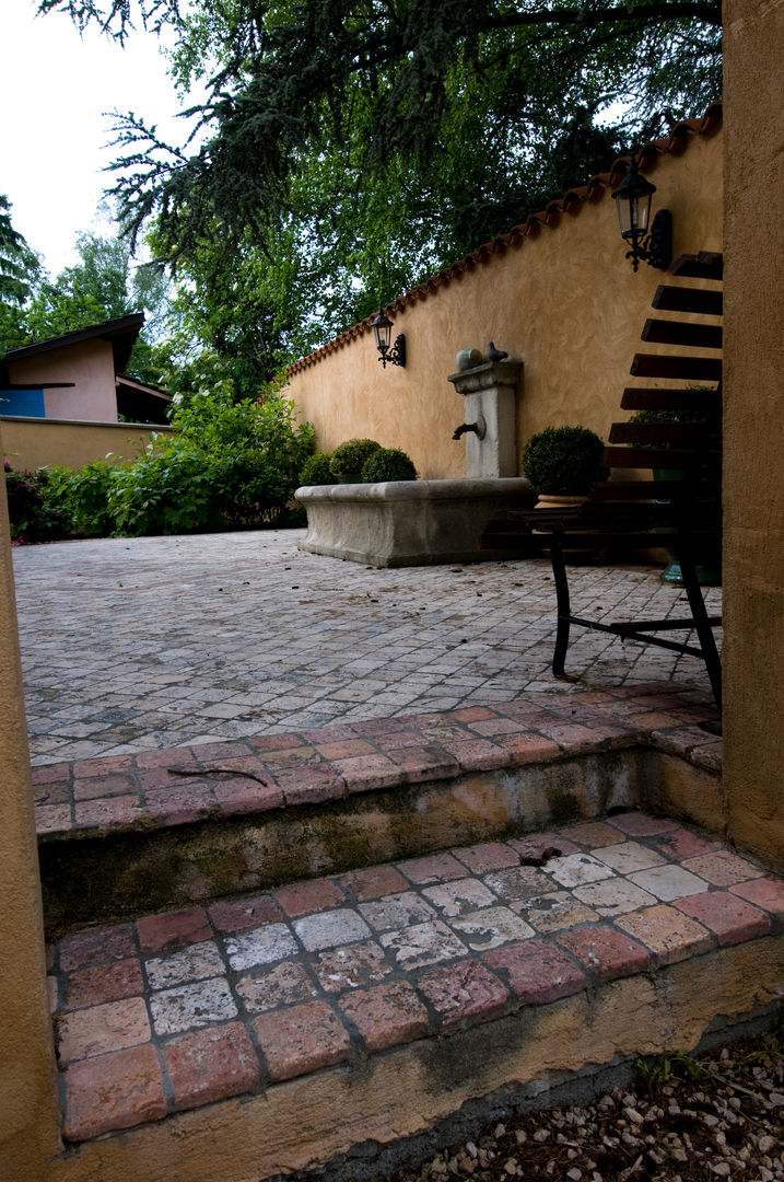 Maison de plain pied avec sol en pierre au design méditerranéen , Pierre Bernard Création Pierre Bernard Création 庭院 石器