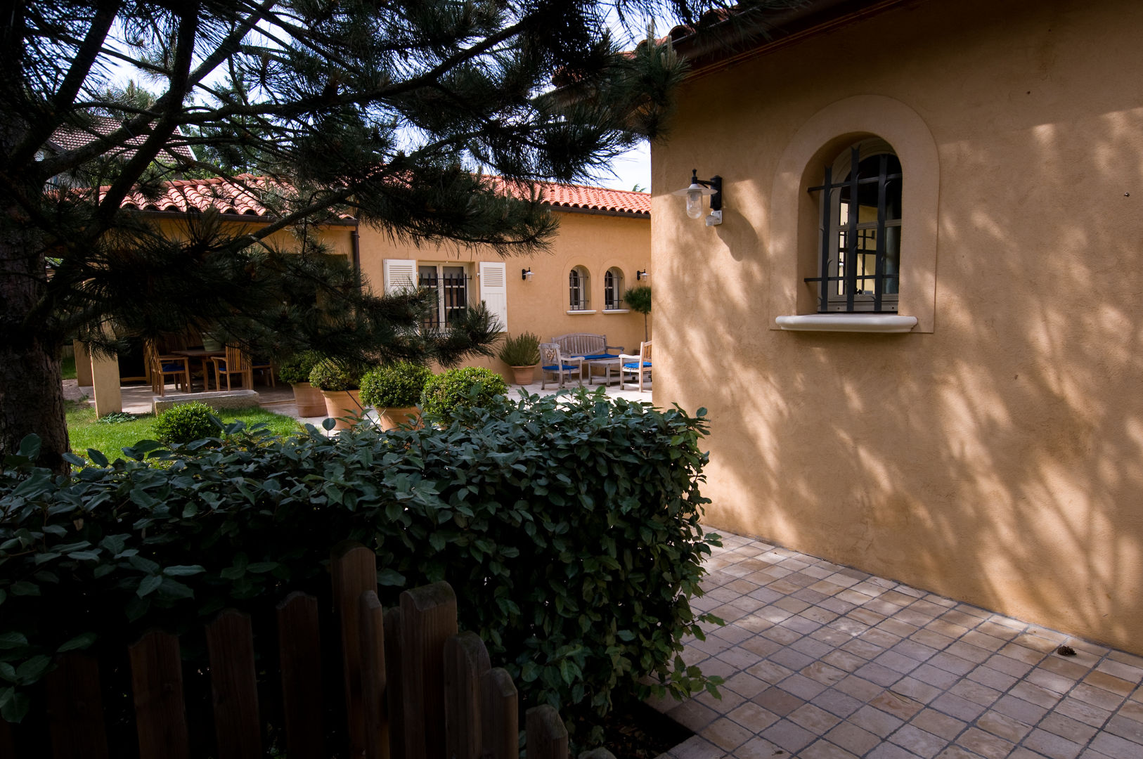 Maison de plain pied avec sol en pierre au design méditerranéen , Pierre Bernard Création Pierre Bernard Création クラシカルな 家