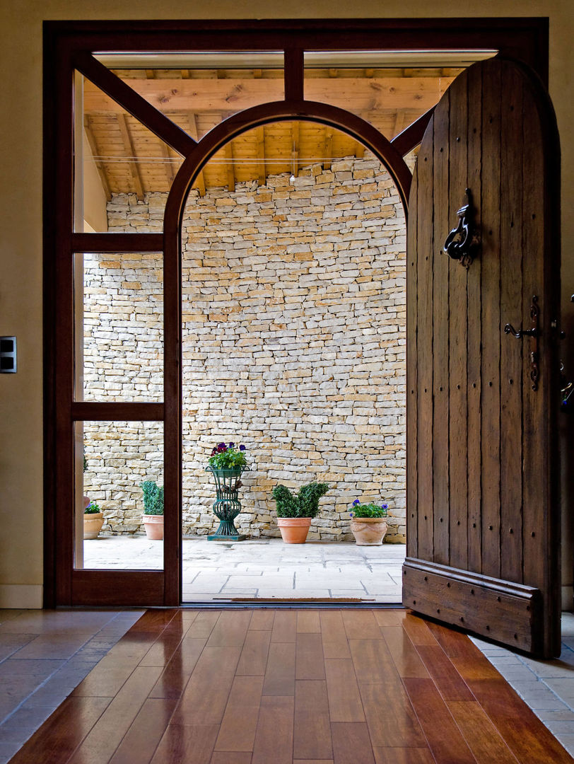 Maison avec couloir vitré et mobilier bois, Pierre Bernard Création Pierre Bernard Création Portas de madeira Madeira Efeito de madeira