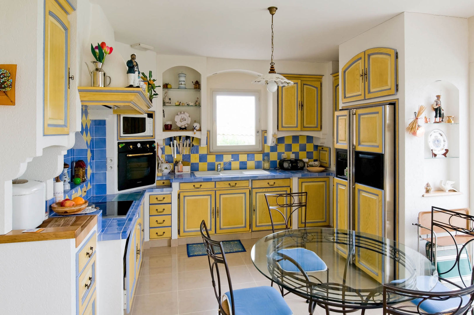 Maison avec couloir vitré et mobilier bois, Pierre Bernard Création Pierre Bernard Création Mediterranean style kitchen