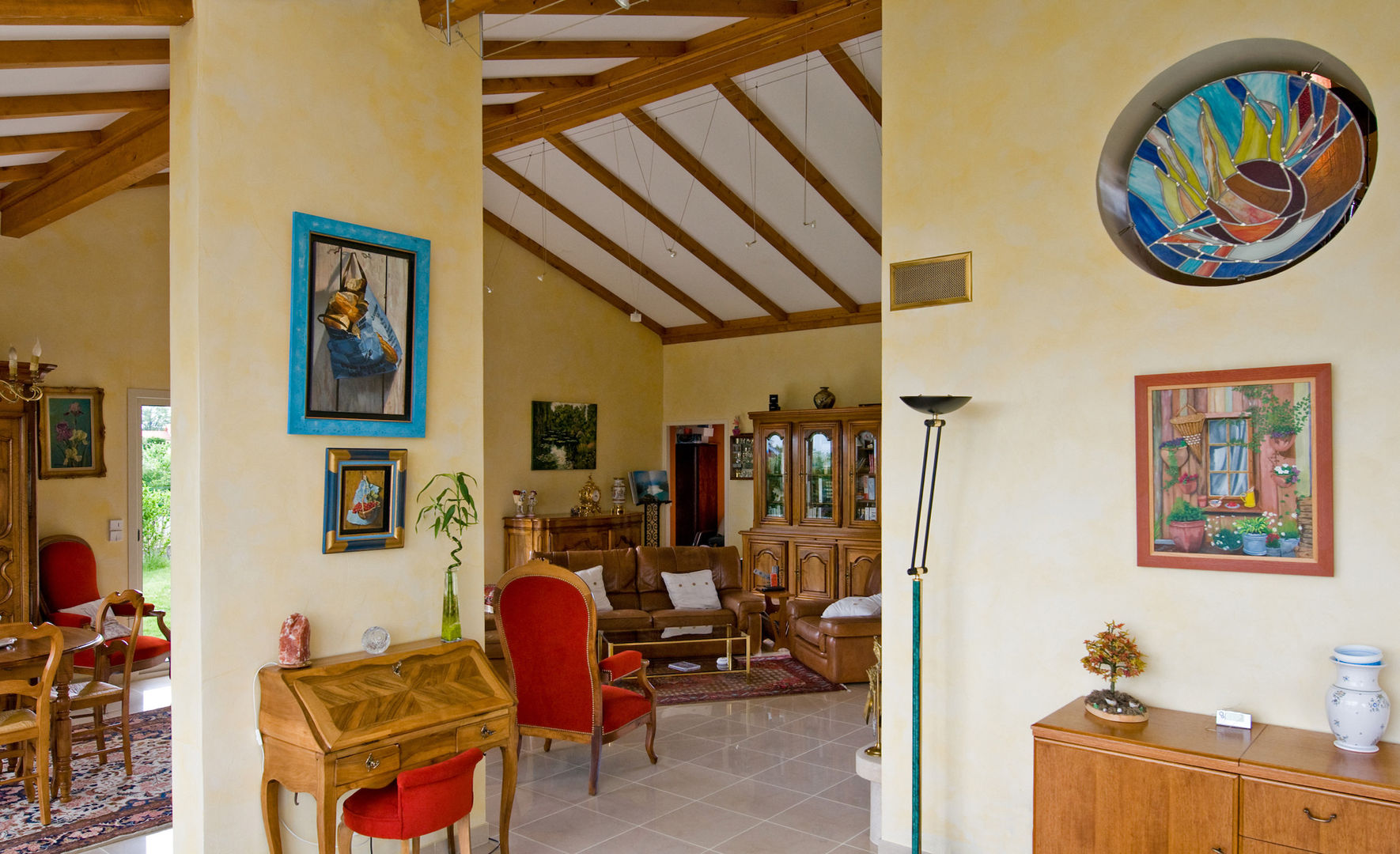 Maison avec couloir vitré et mobilier bois, Pierre Bernard Création Pierre Bernard Création Country style living room