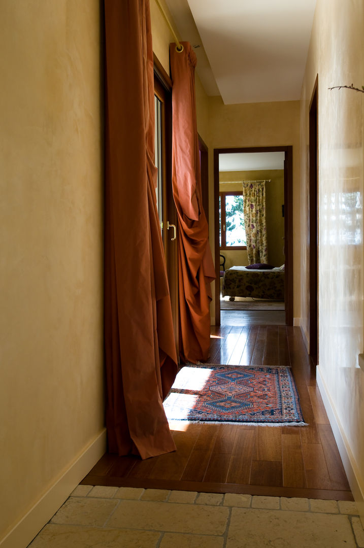 Maison avec couloir vitré et mobilier bois, Pierre Bernard Création Pierre Bernard Création Rustic style corridor, hallway & stairs