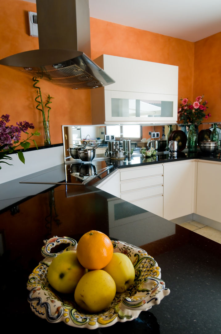 Maison avec couloir vitré et mobilier bois, Pierre Bernard Création Pierre Bernard Création Kitchen