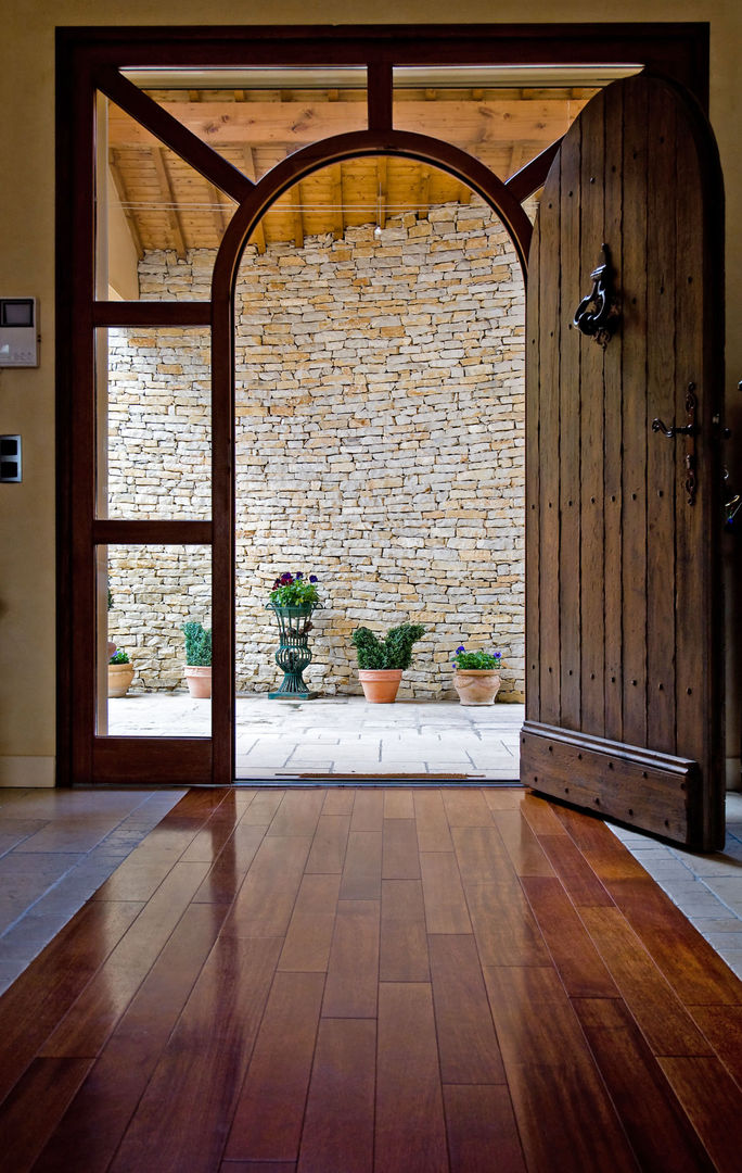 Maison avec couloir vitré et mobilier bois, Pierre Bernard Création Pierre Bernard Création Portes en bois