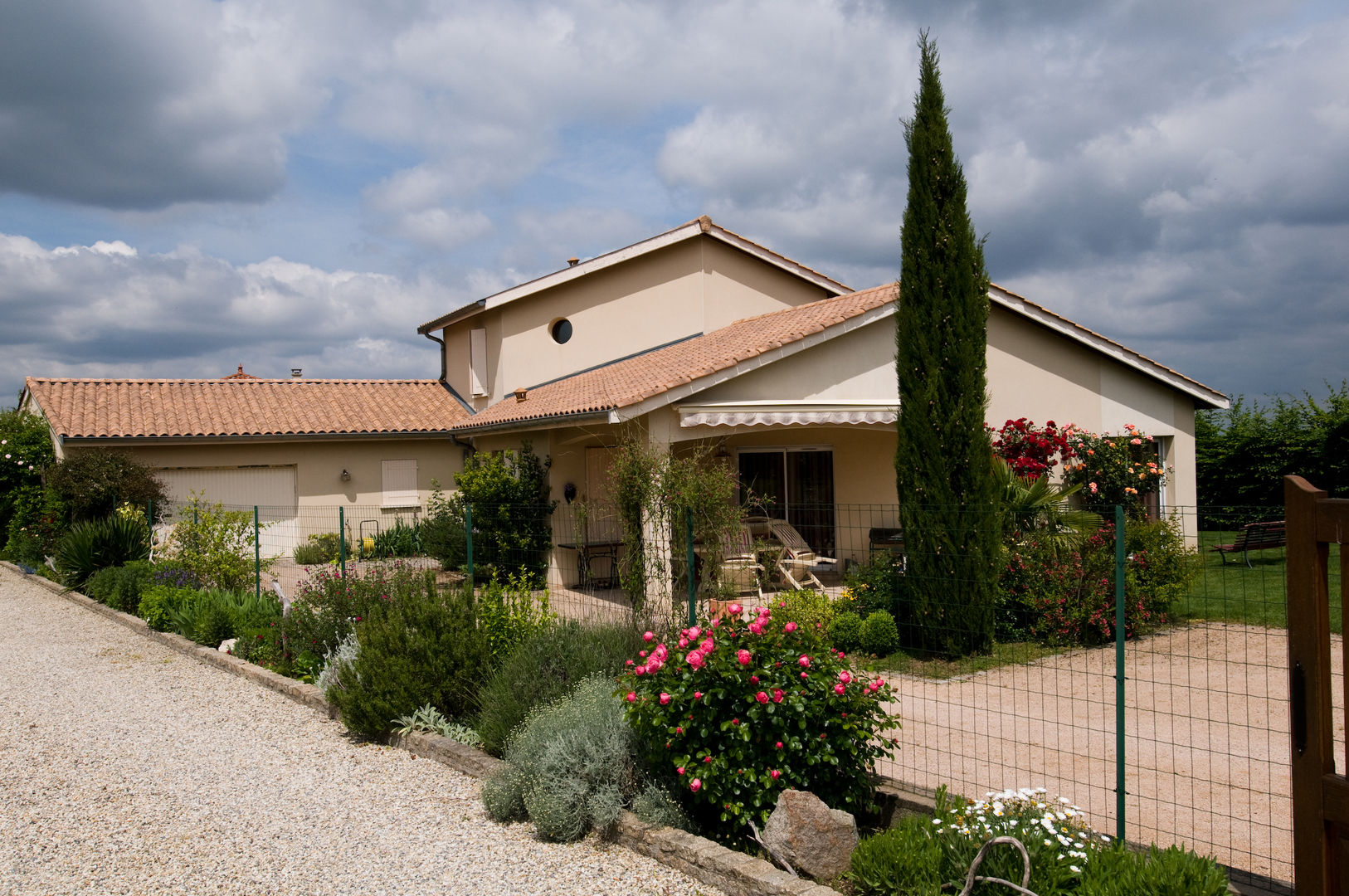 Maison avec couloir vitré et mobilier bois, Pierre Bernard Création Pierre Bernard Création Classic style houses