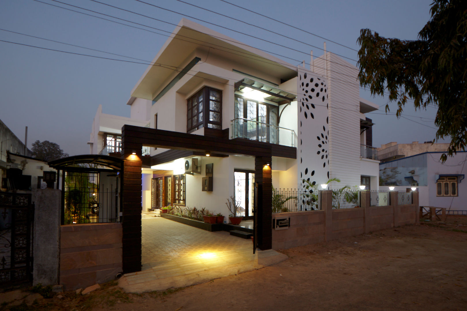 An Amazing Residence of Dr. Rafique Mawani, M B M architects M B M architects Casas minimalistas