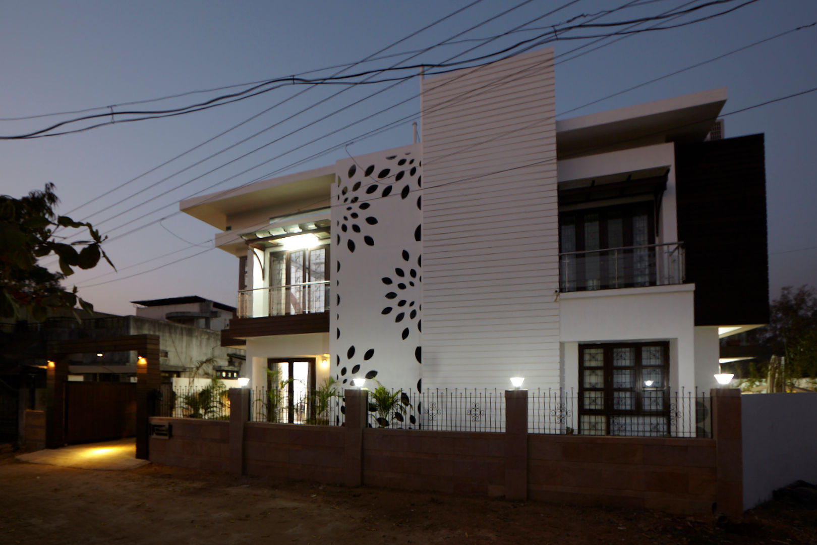 An Amazing Residence of Dr. Rafique Mawani, M B M architects M B M architects Casas minimalistas