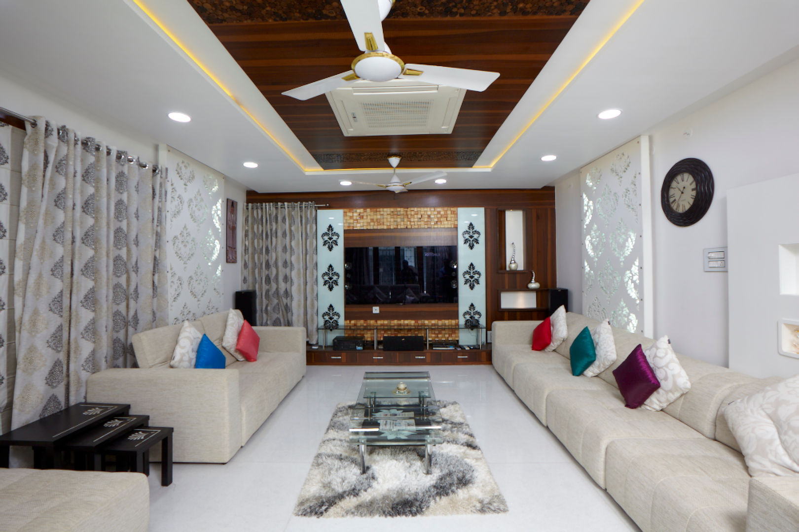 An Amazing Residence of Dr. Rafique Mawani, M B M architects M B M architects Living room