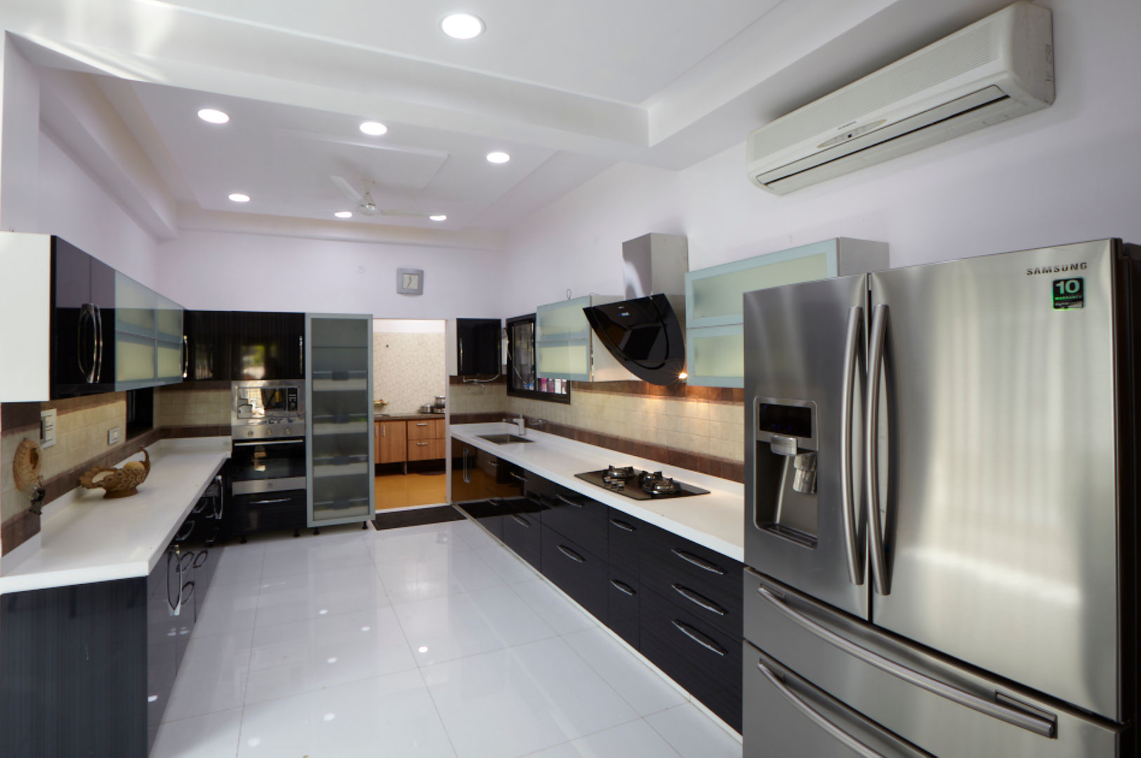 An Amazing Residence of Dr. Rafique Mawani, M B M architects M B M architects Kitchen