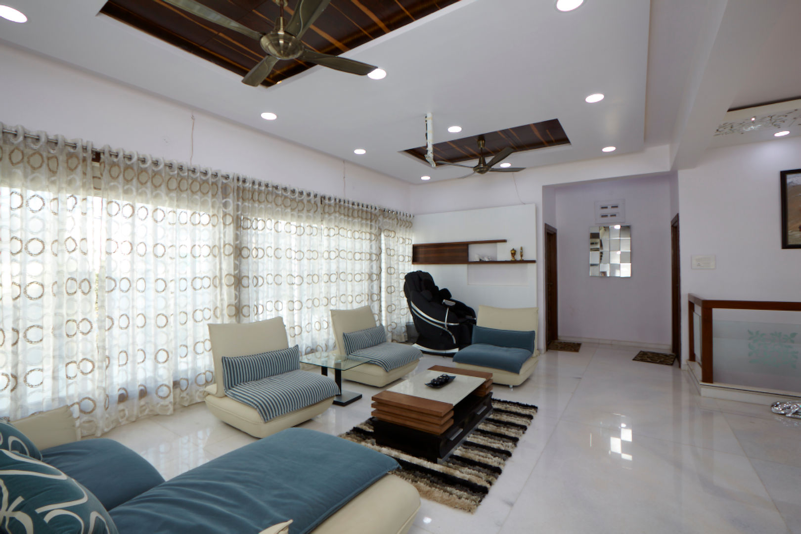 An Amazing Residence of Dr. Rafique Mawani, M B M architects M B M architects Minimalist corridor, hallway & stairs