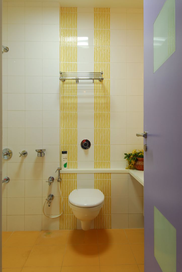 homify Modern bathroom Tiles