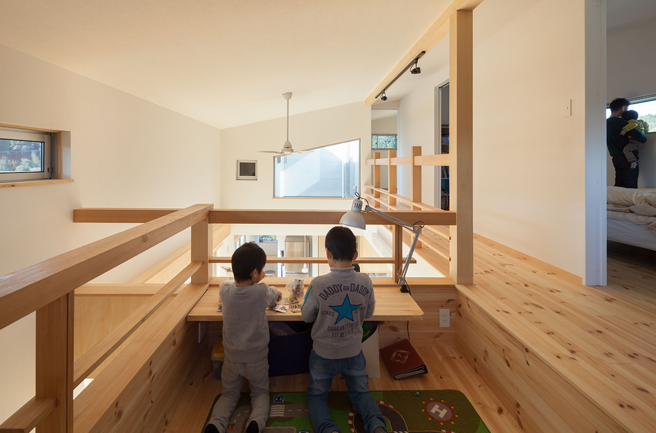 Bonbonniere, 田村の小さな設計事務所 田村の小さな設計事務所 Salas multimedia de estilo moderno Madera Acabado en madera