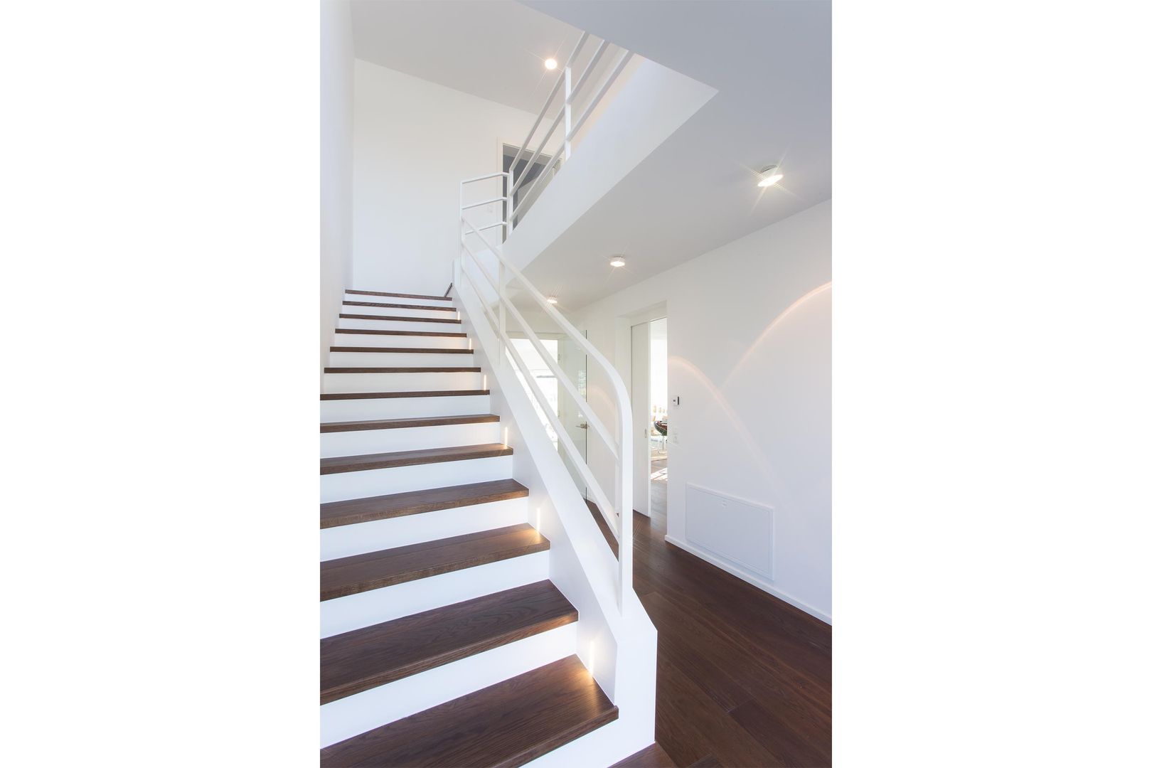 wohnen im 22ten, Atelier Fürtner-Tonn Atelier Fürtner-Tonn Modern corridor, hallway & stairs Wood Wood effect