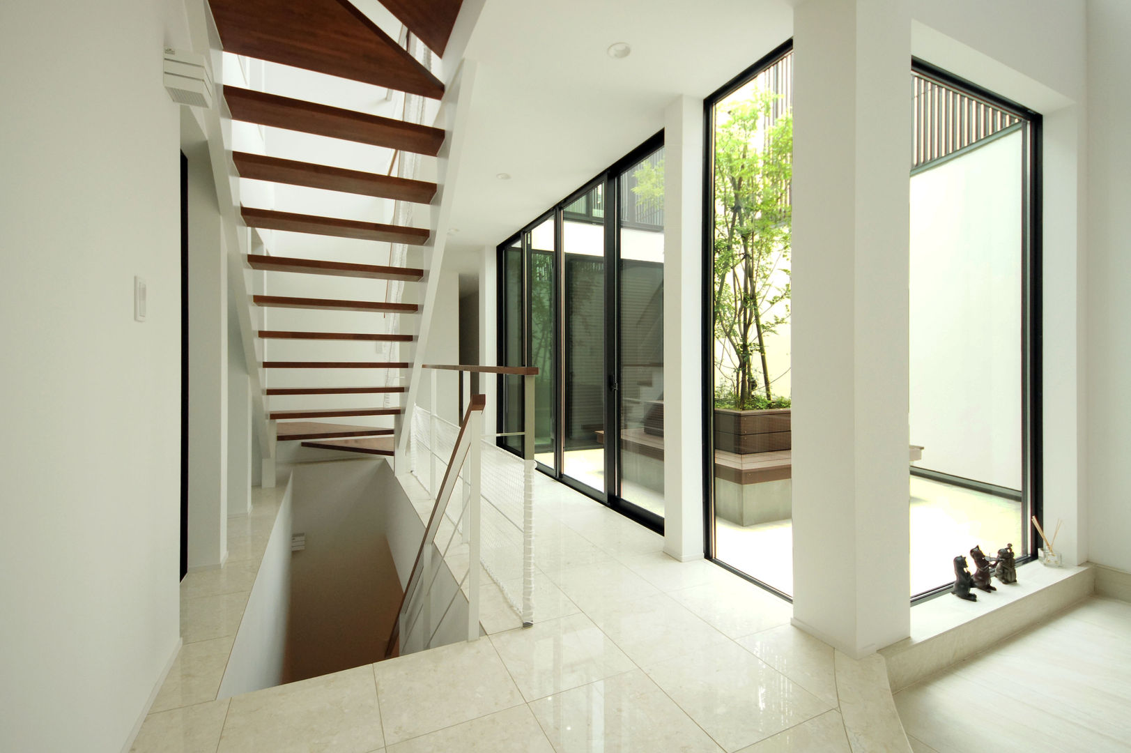 庭のある立方体の家, TERAJIMA ARCHITECTS／テラジマアーキテクツ TERAJIMA ARCHITECTS／テラジマアーキテクツ Modern corridor, hallway & stairs