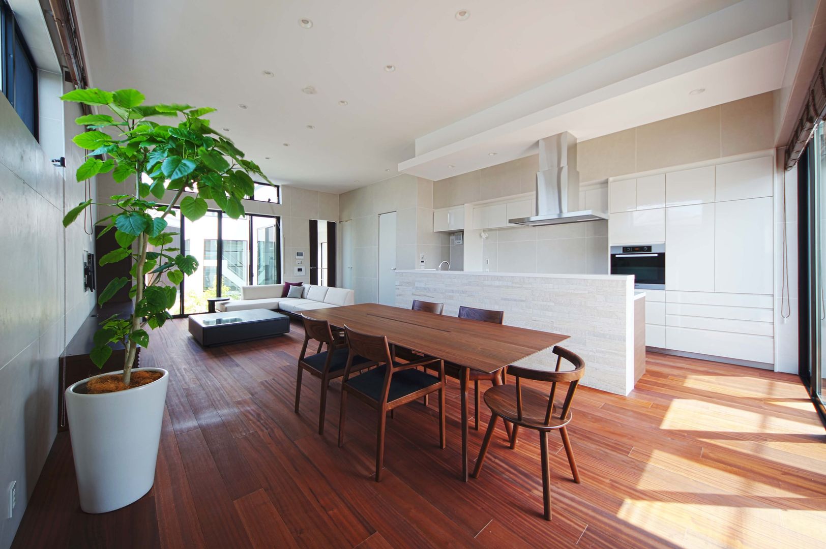 庭のある立方体の家, TERAJIMA ARCHITECTS／テラジマアーキテクツ TERAJIMA ARCHITECTS／テラジマアーキテクツ Modern dining room