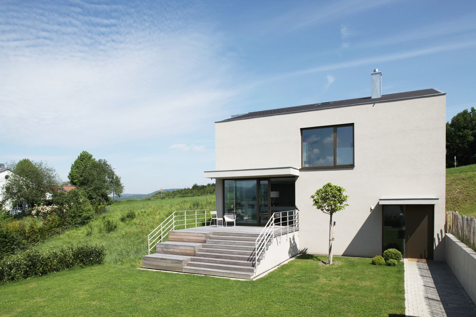 KR13 Einfamilienhaus am Rande der Ostalb, Schiller Architektur BDA Schiller Architektur BDA Moderne Häuser Himmel,Anlage,Wolke,Tageszeit,Gebäude,Fenster,Baum,Grundstück,Schatten,Tür