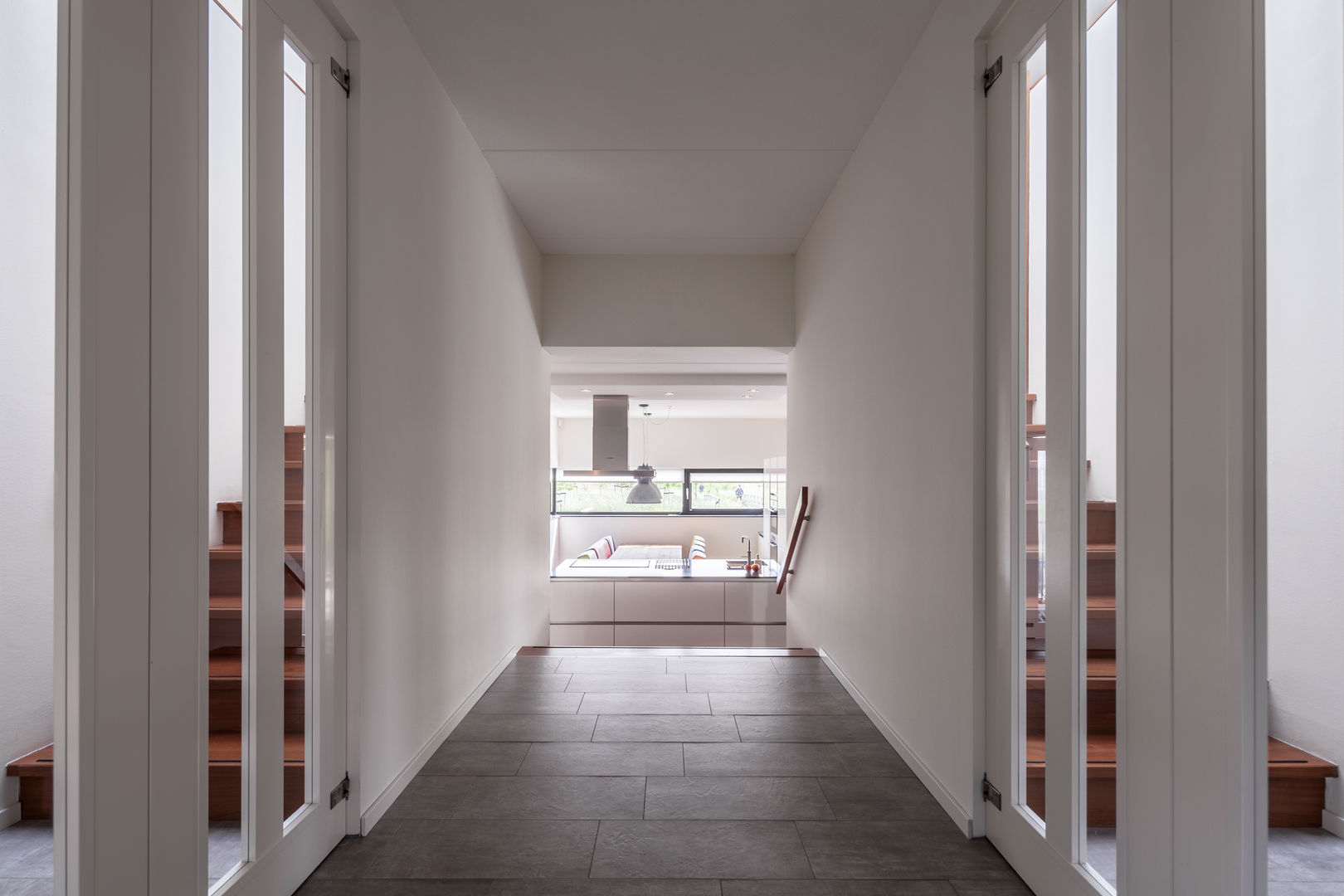 Villa Montfoort, Station-D Architects Station-D Architects Minimalist corridor, hallway & stairs Wood Wood effect