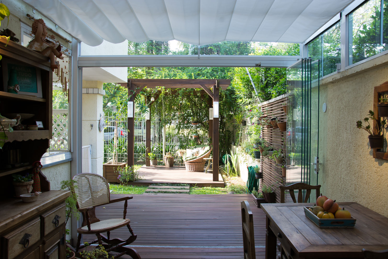 Área Externa de Lazer, Expace - espaços e experiências Expace - espaços e experiências Balcone, Veranda & Terrazza in stile rustico Legno Effetto legno