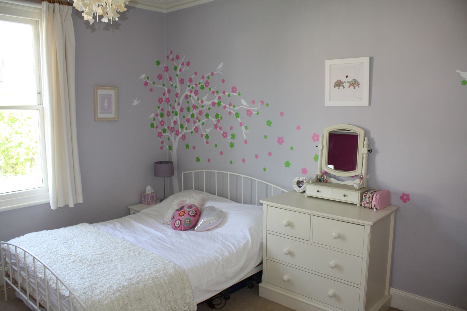 Layla's bedroom, Chalk Interior Design Chalk Interior Design クラシカルスタイルの 寝室 アクセサリー＆デコレーション