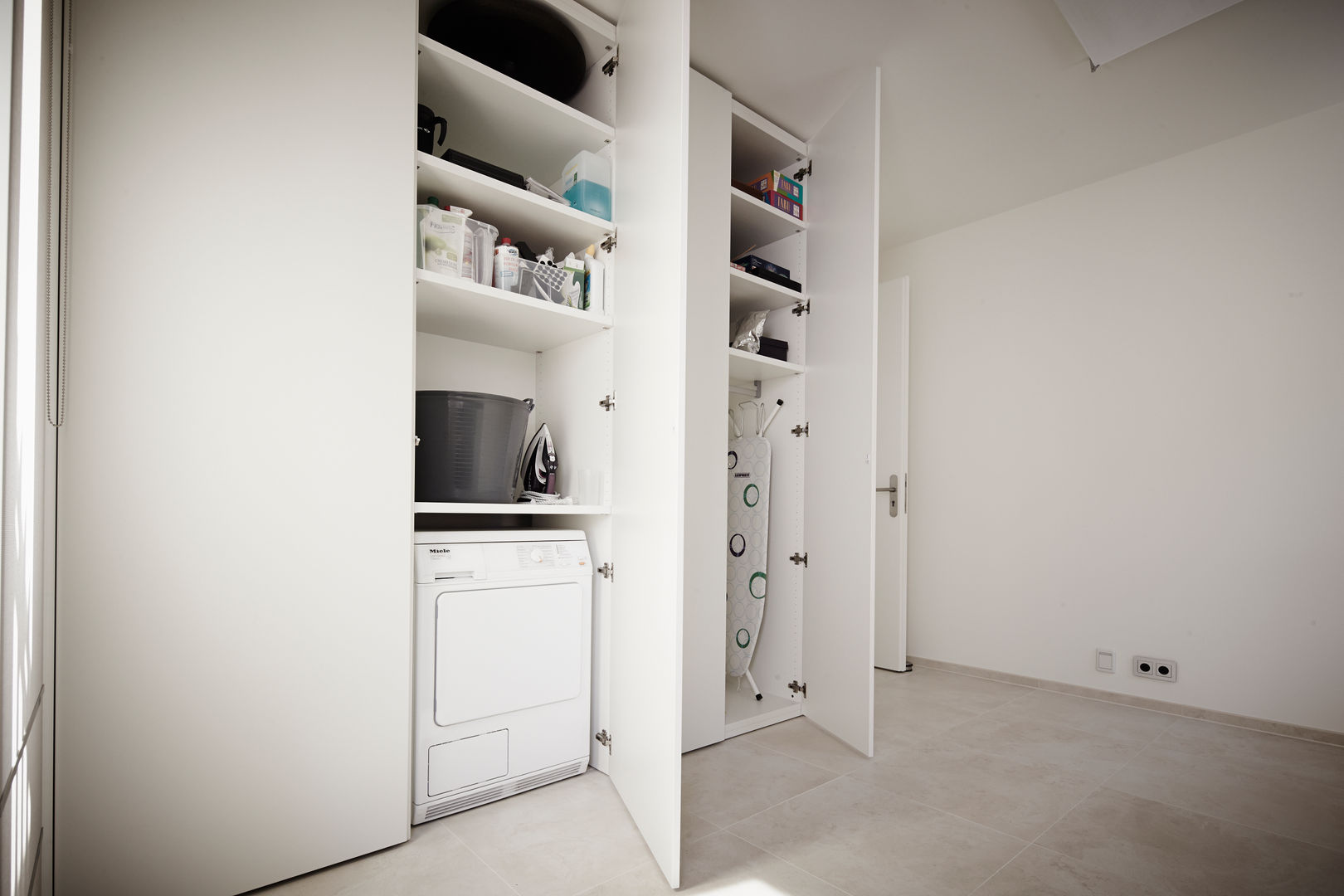 homify Modern dressing room