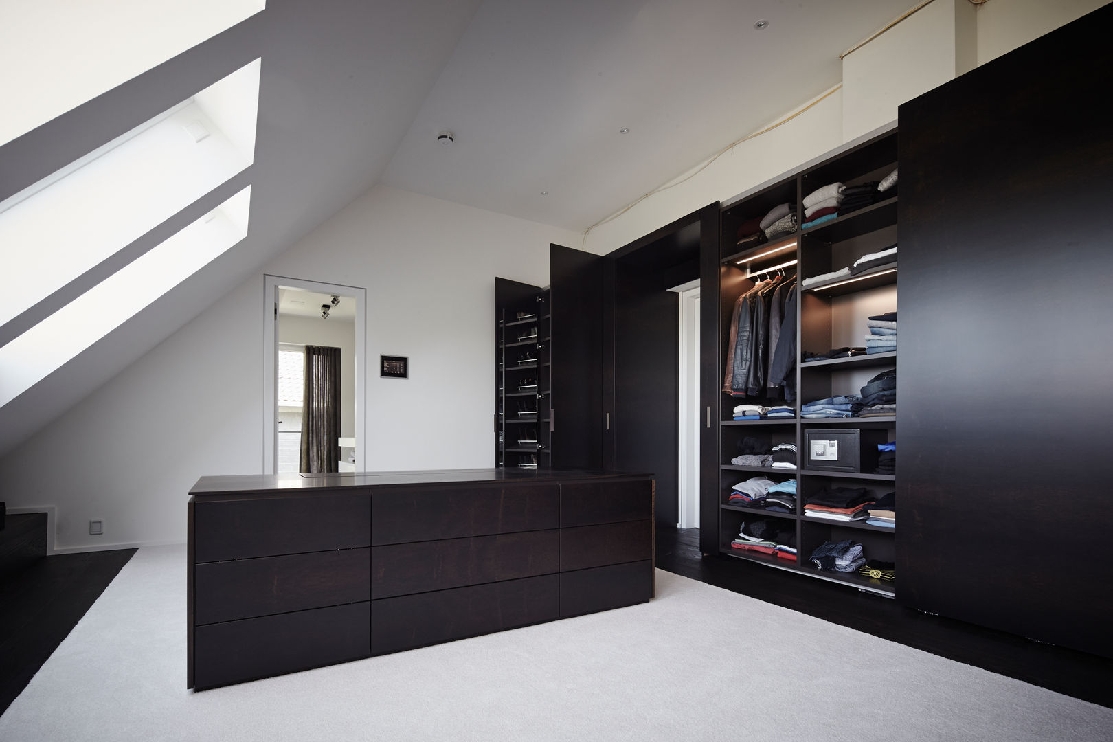 homify Modern dressing room